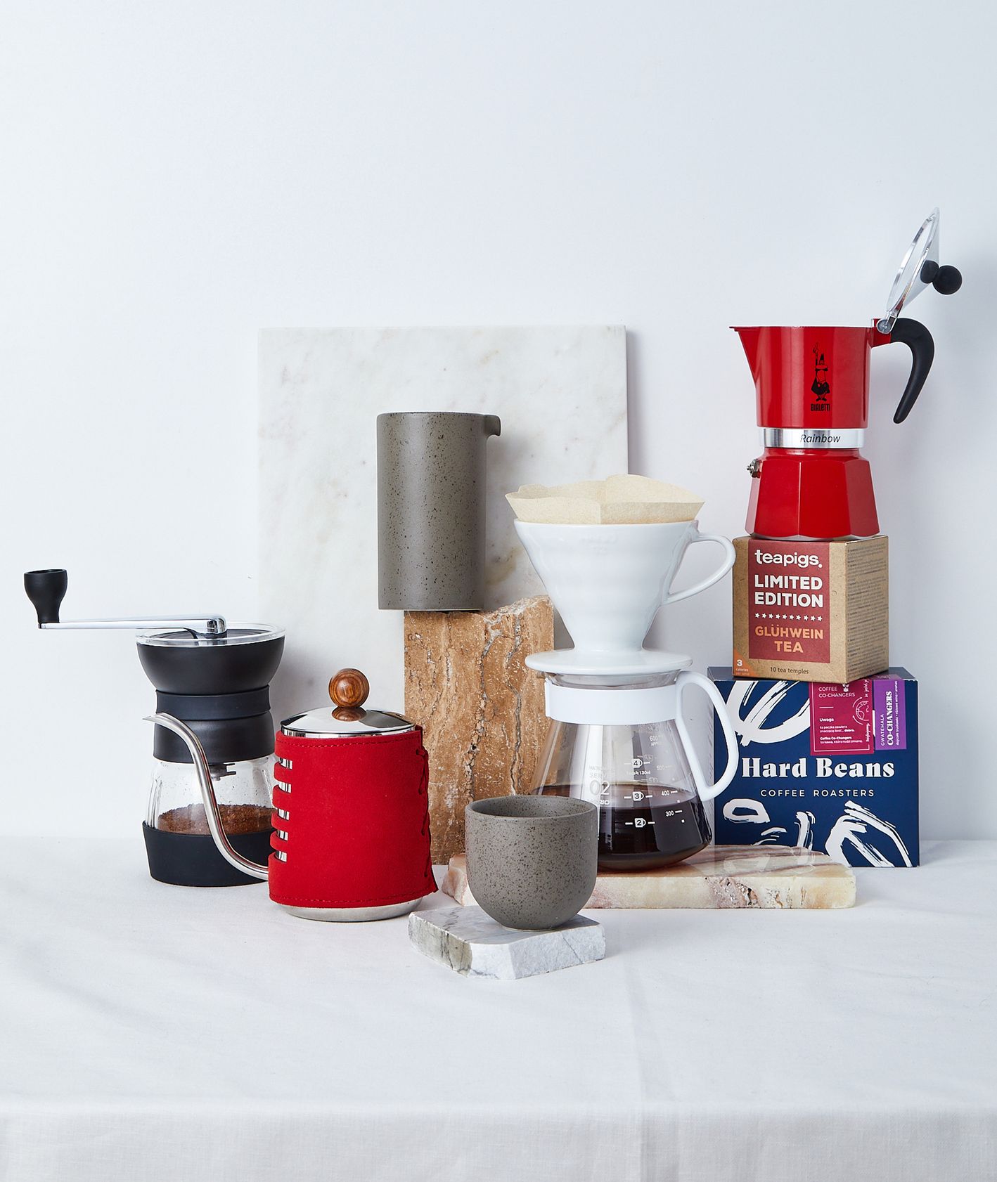 Sprzęty do parzenia kawy w domu – kawiarka, drip, dzbanek, ziarna kawy (fot. Maciej Niemojewski)