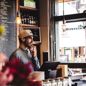 Wnętrze kawiarnii (fot. Louis Hansel)