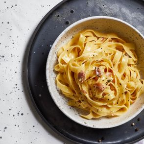 Makaron fettuccine lub tagliatelle z sosem podobny carbonara