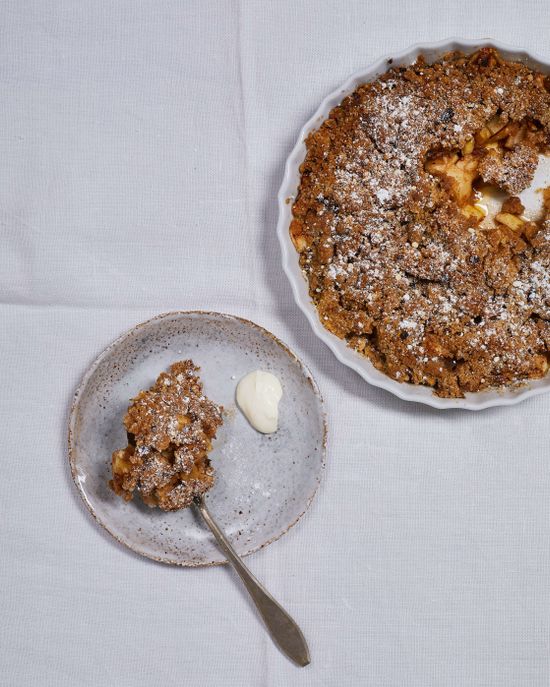Deser z jabłek pod maślaną kruszonką obsypane cukrem pudrem (fot. Maciek Niemojewski)
