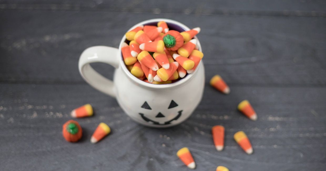 Pomarańczowo-żółte cukierki na Halloween (fot. Sarah Gualtieri / unsplash.com)