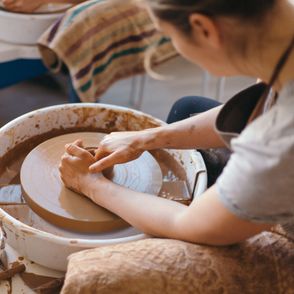 Pracownia ceramiczna, dziewczyna przy kole garncarskim. (fot. Juliet Furst )