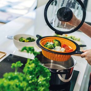 Akcesoria kuchenne marki Fiskars – durszlak (fot. materiały prasowe)