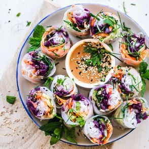 Półmisek wypełniony kolorowymi spring rollsami z warzywami. (fot. Ella Olsson)