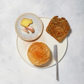 Masło smakowe w orientalnym stylu z dodatkiem pasty miso, czosnku i imbiru podane na kromce razowego pieczywa