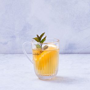 Napar na bazie zielonej herbaty z dodatkiem mięty i pomarańczy (fot. Marcin Lewandowski)