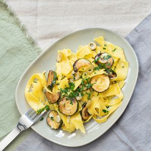 Przepisy na proste makarony – Makaron z cukinią, oliwkami i parmezanem (fot. Paulina Czyżewska)