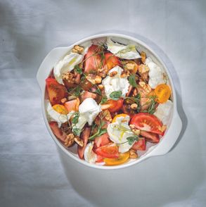 Sałatka z pomidorów z burratą i orzechami włoskimi