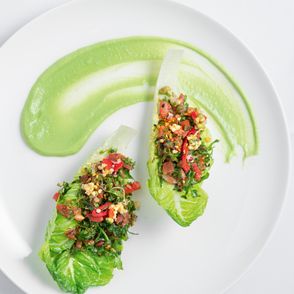 Wegetariańskie wrapy z pomidorami, czerwoną papryką i salsą (fot. Rafał Meszka)