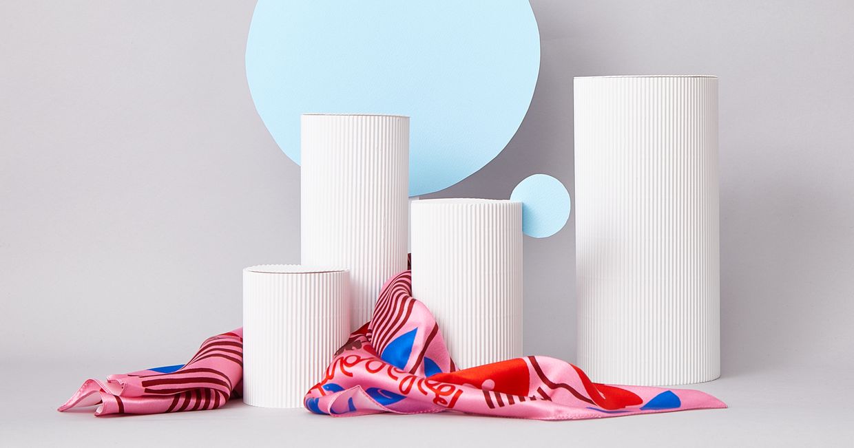 Apaszka Meshi marki Balagan z grafiką Tomasza Opalińskiego (fot.Maciej Niemojewski)