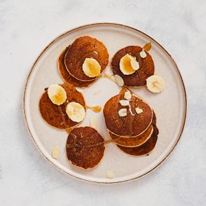 Wegański karmel na mleku kokosowym z cukrem trzcinowym podany z wegańskimi placuszkami bananowymi (fot. Maciej Niemojewski)