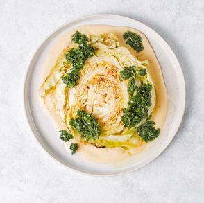 Sprawdź przepis na stek z kapusty. Najlepsze przepisy z kapustą. Prosty i szybki pomysł na kapustę (fot. dinnershow.studio)