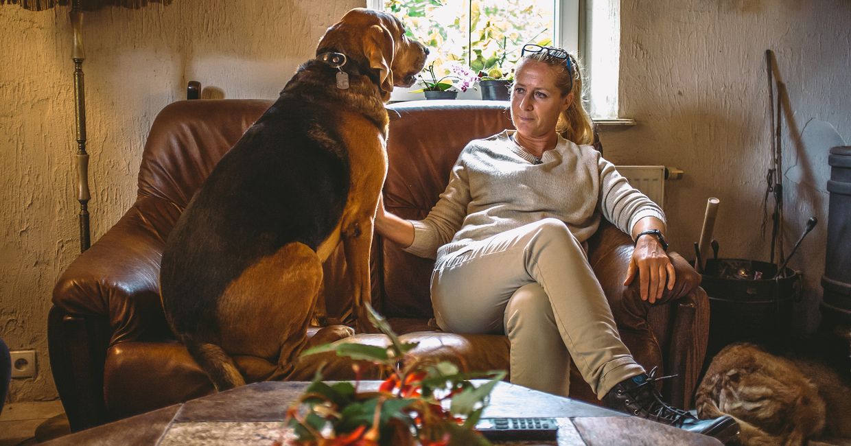 kobieta z psem siedząca na kanapie