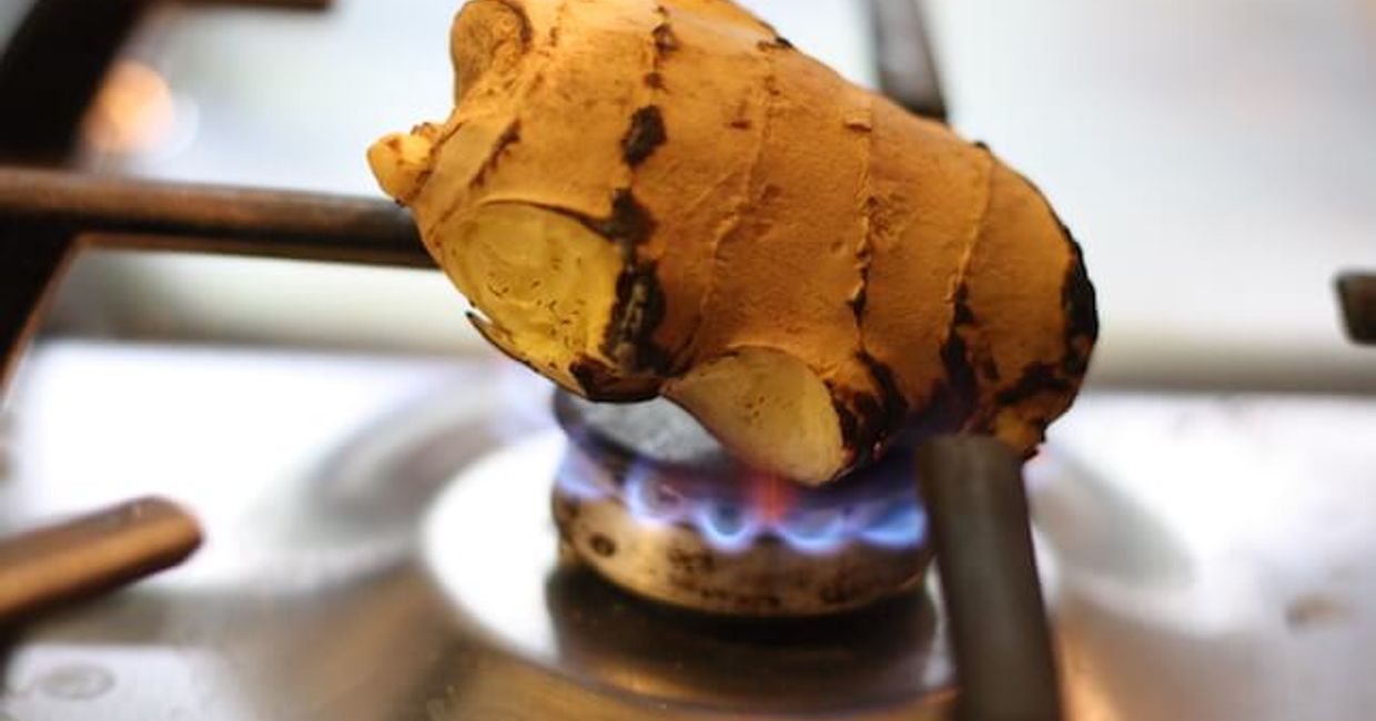 Opalanie imbiru do zupy pho