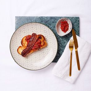 Chałka z dżemem z pomidorów i boczku