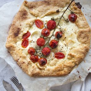 Pomysł na pomidory z piekarnika - tarta z pomidorami i serem (fot. Sylwia Wyrwicka)