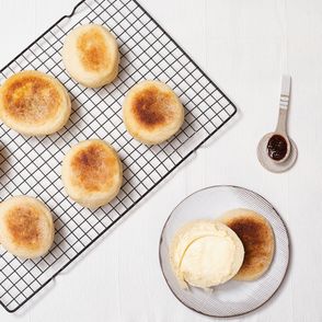 Przepis na english muffins. Wegańskie bułki (fot. Maciek Niemojewski)