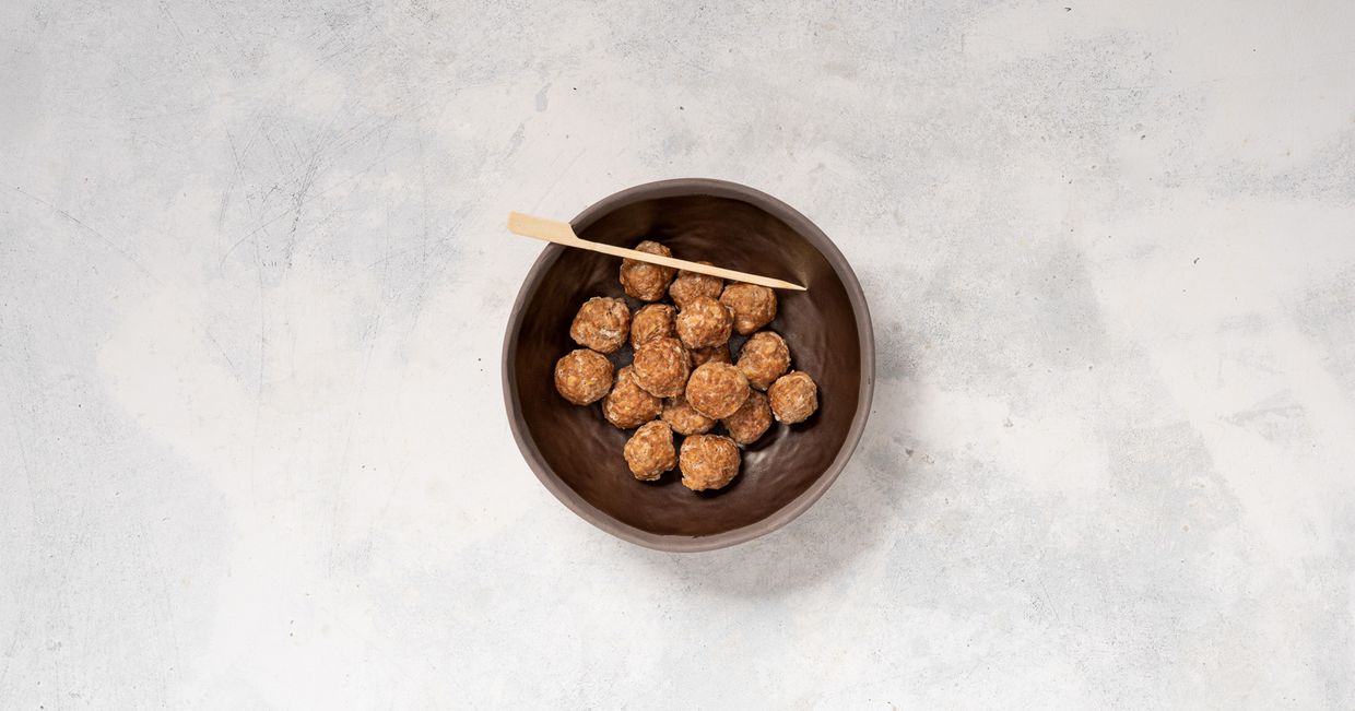 Klopsy z mięsa mielonego w brązowej miseczce (fot. Martyna Cybuch)