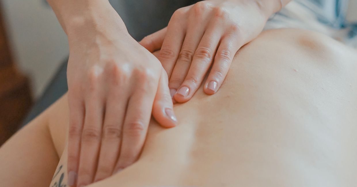 Klasyczny masaż (fot. Toa Heftiba / unsplash.com)