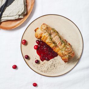 Rozmarynowa polędwiczka wieprzowa w boczku z sosem żurawinowym Sokołów, przepis Michał Toczyłowski