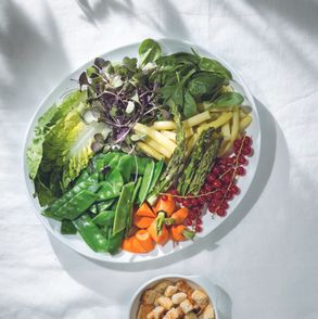 Uniwersalna sałatka dla gości z porzeczkami, grzankami i ziołami