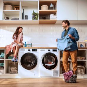 Ojciec z córką przy pralce (fot. materiały prasowe)