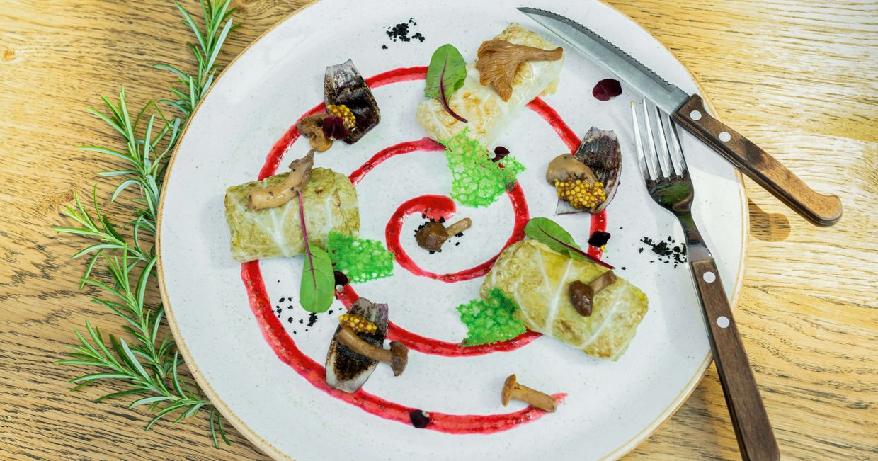 Wegetariańskie gołąbki z grzybami i owocami lasu - danie przygotowane przez Browar PG4 (fot. Łukasz Stafiej)