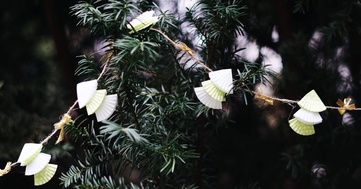 Łańcuch papierowych choinek DIY