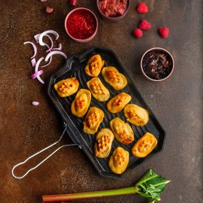 Ser Janosika z sezonowymi dodatkami – konfiturami i chutneyem