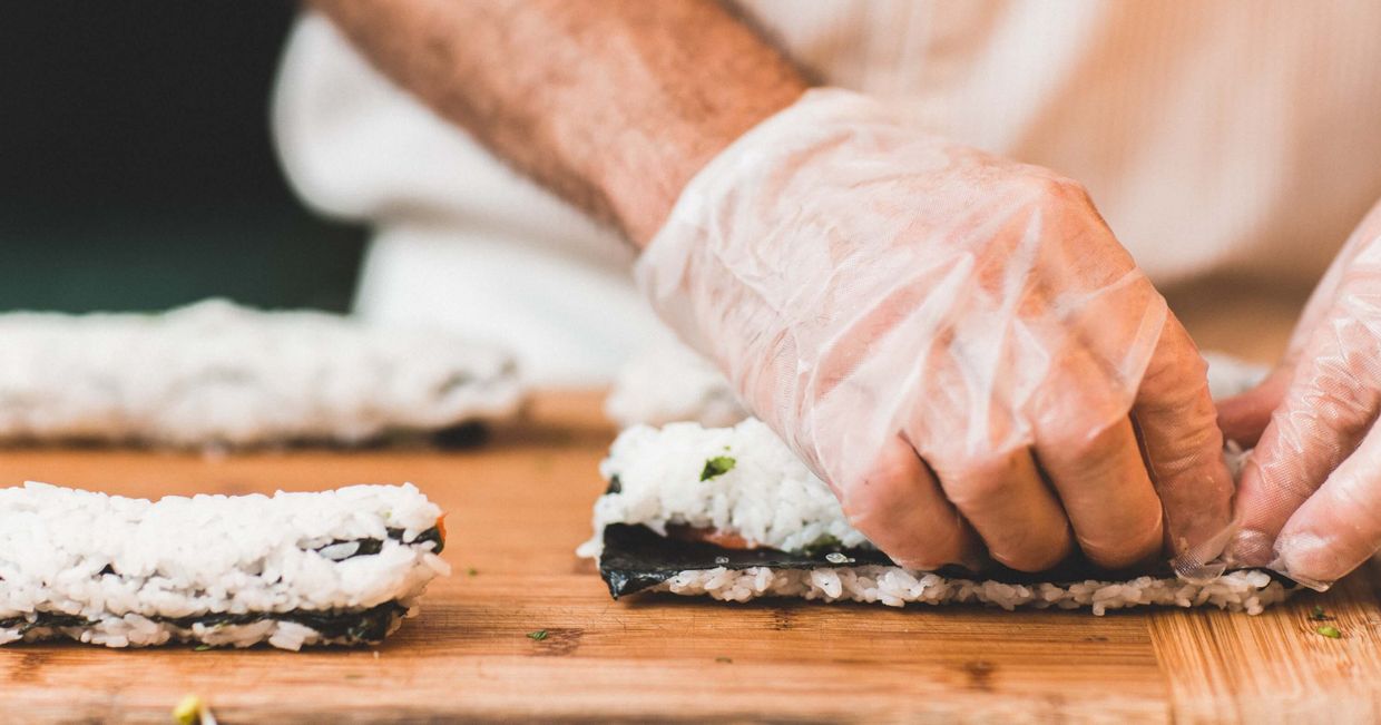 Przygotowyanie sushi . (fot. Epicurrence)