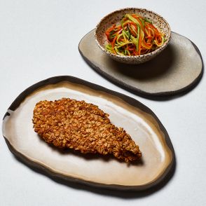 kurczak w zdrowej panierce, kurczak w panierce z płatków owsianych, panierka owsiana, kurczak w płatkach owsianych, płatki owsiane, szybki obiad, warzywny makaron, makaron z cukinii