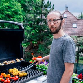Portret Piotra Cyny, kucharza krakowskiej restauracji Youmiko przy domowym grillu. (fot. Michał Lichtański)