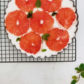 Deser na bazie kremu z serka mascarpone, z chrupiącymi herbatrnikami i grejpfrutem, przepis Izabela Heftowicz / PassionOn