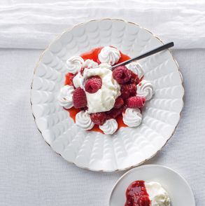 Przepis na truskawkowo-różany mus z bitą śmietaną i bezami (fot. dinnershow.studio)