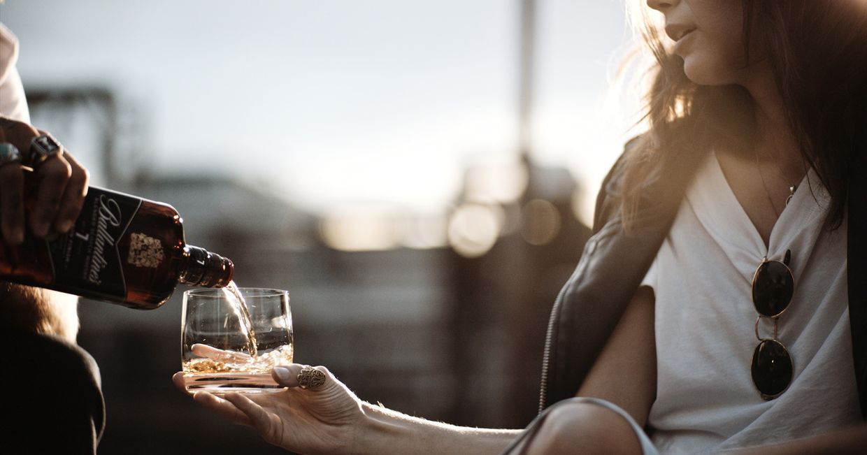 Kobieta ze szklanką - Ballantines (fot. materiały prasowe)