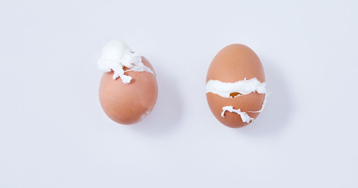 Jajka z pękniętymi skorupkami podczas gotowania (fot. Maciek Niemojewski)