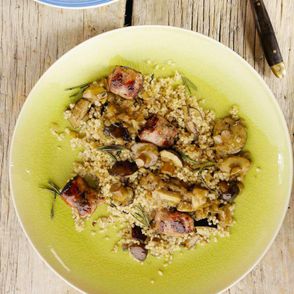 Kasza jęczmienna z białą kiełbasą i rozmarynem (fot. dinnershow studio)