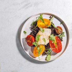 Sprawdź przepis na smażonego dorsza z kaszanką, pomidorami i rukolą (fot. dinnershow.studio)