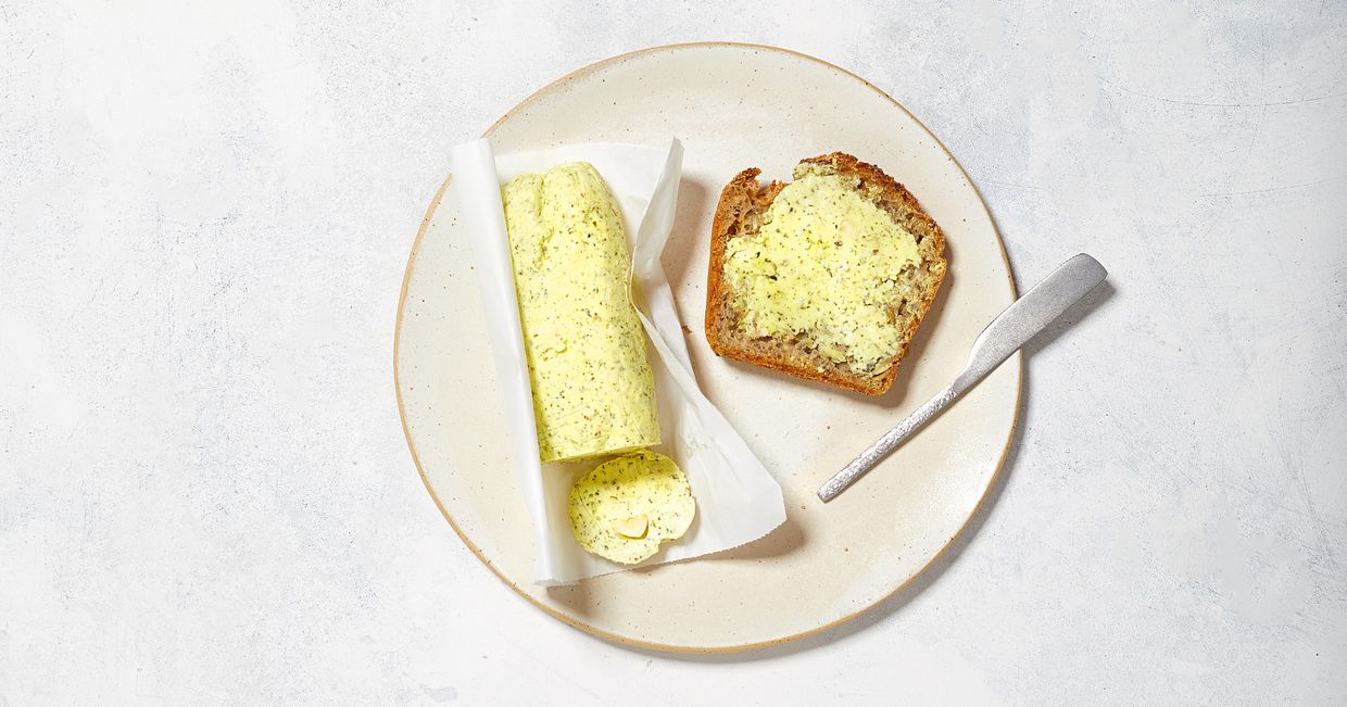 Kostka masła ziołowego z kromką chleba żytniego (fot. Maciek Niemojewski)
