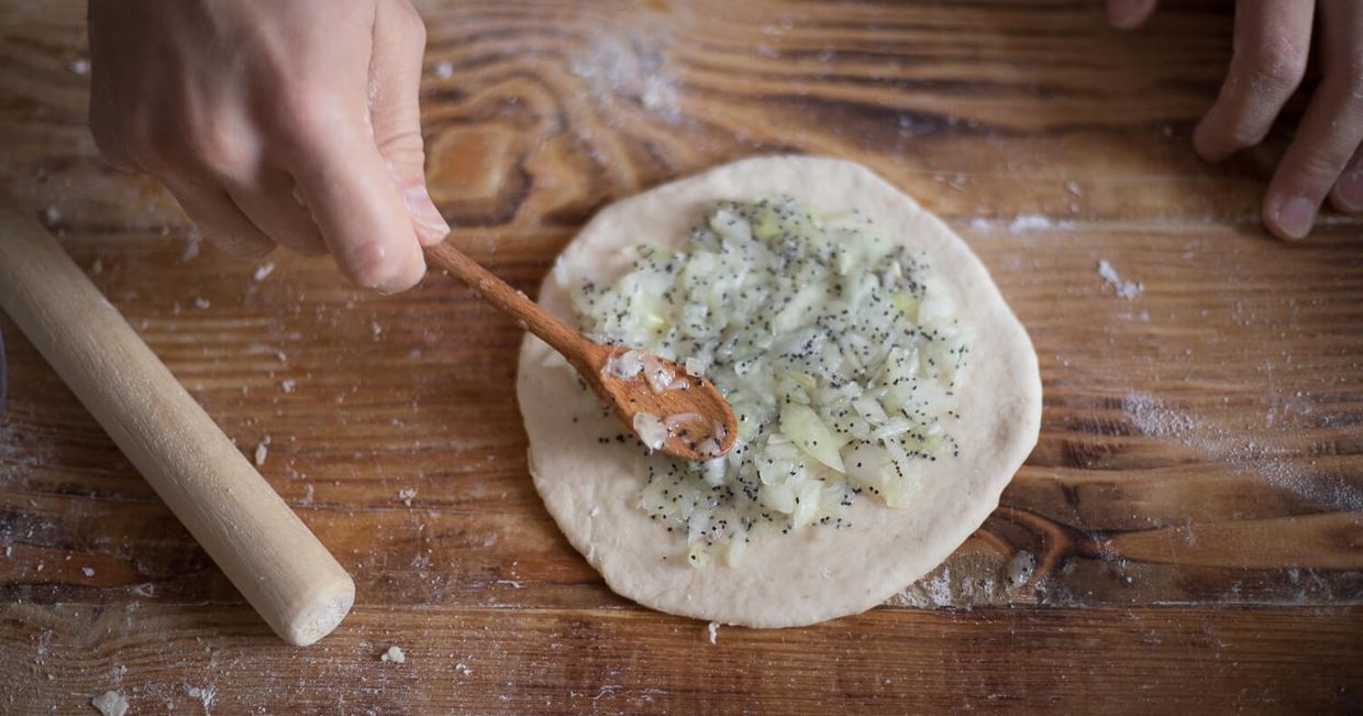 Przygotowywanie cebularza, regionalne muzeum cebularza