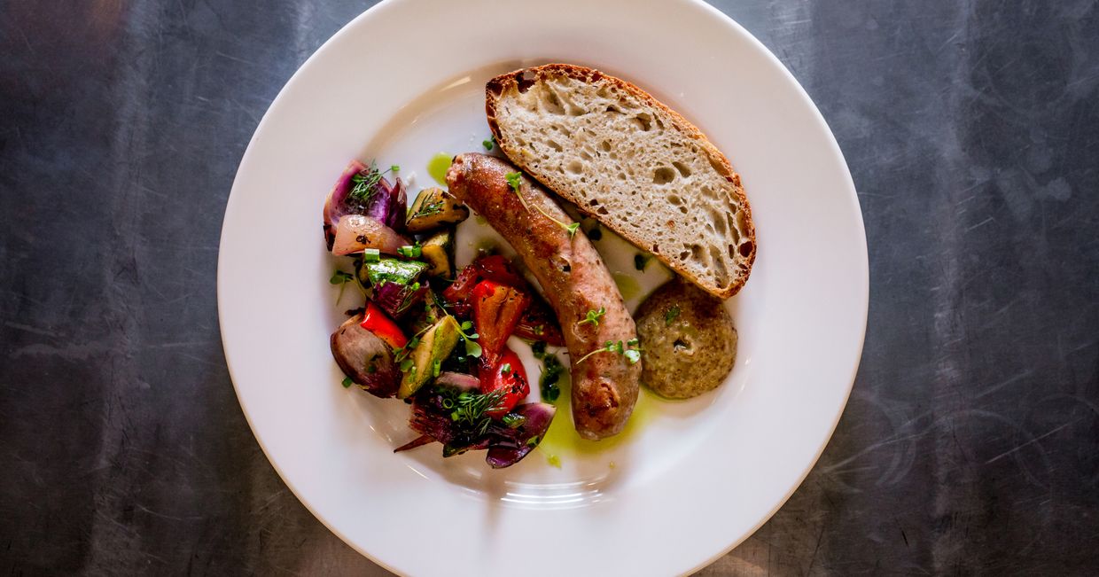 Kiełbaska wieprzowo wołowa, warzywa grillowane, musztarda, domowa ciabatta. Perłowa Pijalnia Piwa w Lublinie