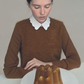 Dziewczyna patrzy na galaretę z jajkami przepiórczymi w kształcie babki wielkanocnej (fot. Kasia Bielska, Dominik Tarabański)