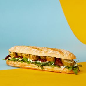 Kanapki do szkoły – przepisy na drugie śniadanie do szkoły. Kanapka z omletem (fot. Maciej Niemojewski)