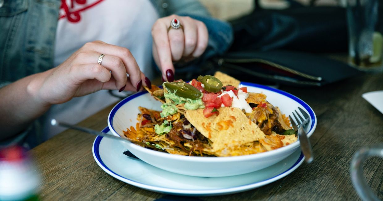 Placek pszenny z guacamole, ostrą papryką, grillowanymi warzywami i jogurtowym dipem (fot. Caroline Attwood / unsplash.com)