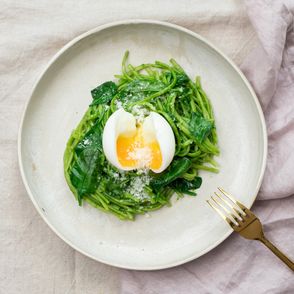 Przepisy na proste makarony – spaghetti w sosie szpinakowo-czosnkowym z jajkiem i parmezanem (fot. Paulina Czyżewska)