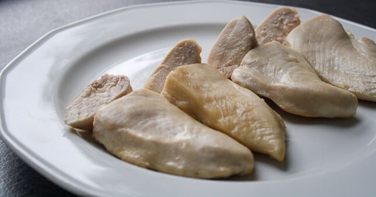 Gotowane piersi kurczaka na tależu