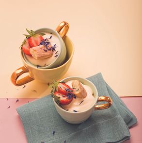 tiramisu z truskawkami i prosecco (fot. dinnershow.studio)