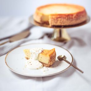 Kawałek sernika z palonym masłem