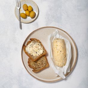 Pikantne masło oliwkowe z czosnkiem i ostrą paryką podane na kromce żytnego chleba na zakwasie