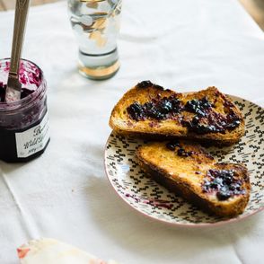 Grzanki z powidłami (fot. Tracey Hocking / unsplash.com)